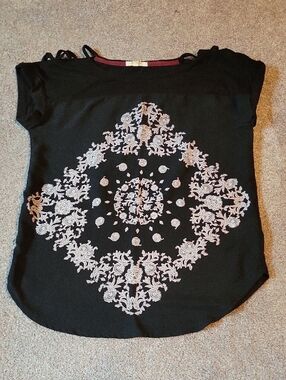 Maurices Black Short Sleeve Tee with Ivory Medallion Motif